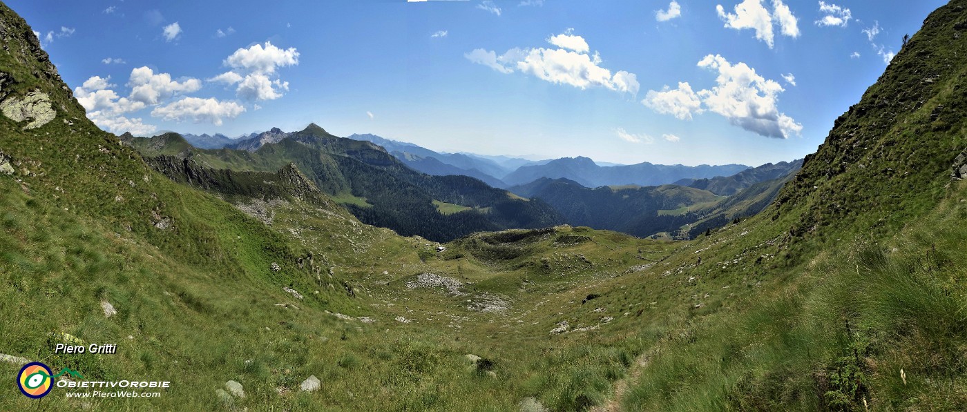 58 Dal ripido canalino per la Bocchetta di Budria vista panoramica sulla vallata.jpg